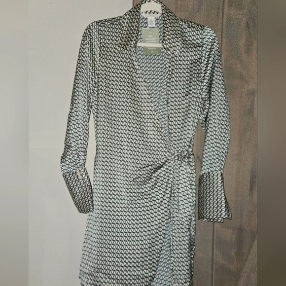 H&M Satin wrap dress green patterned. Size small NWT - Picture 4 of 9